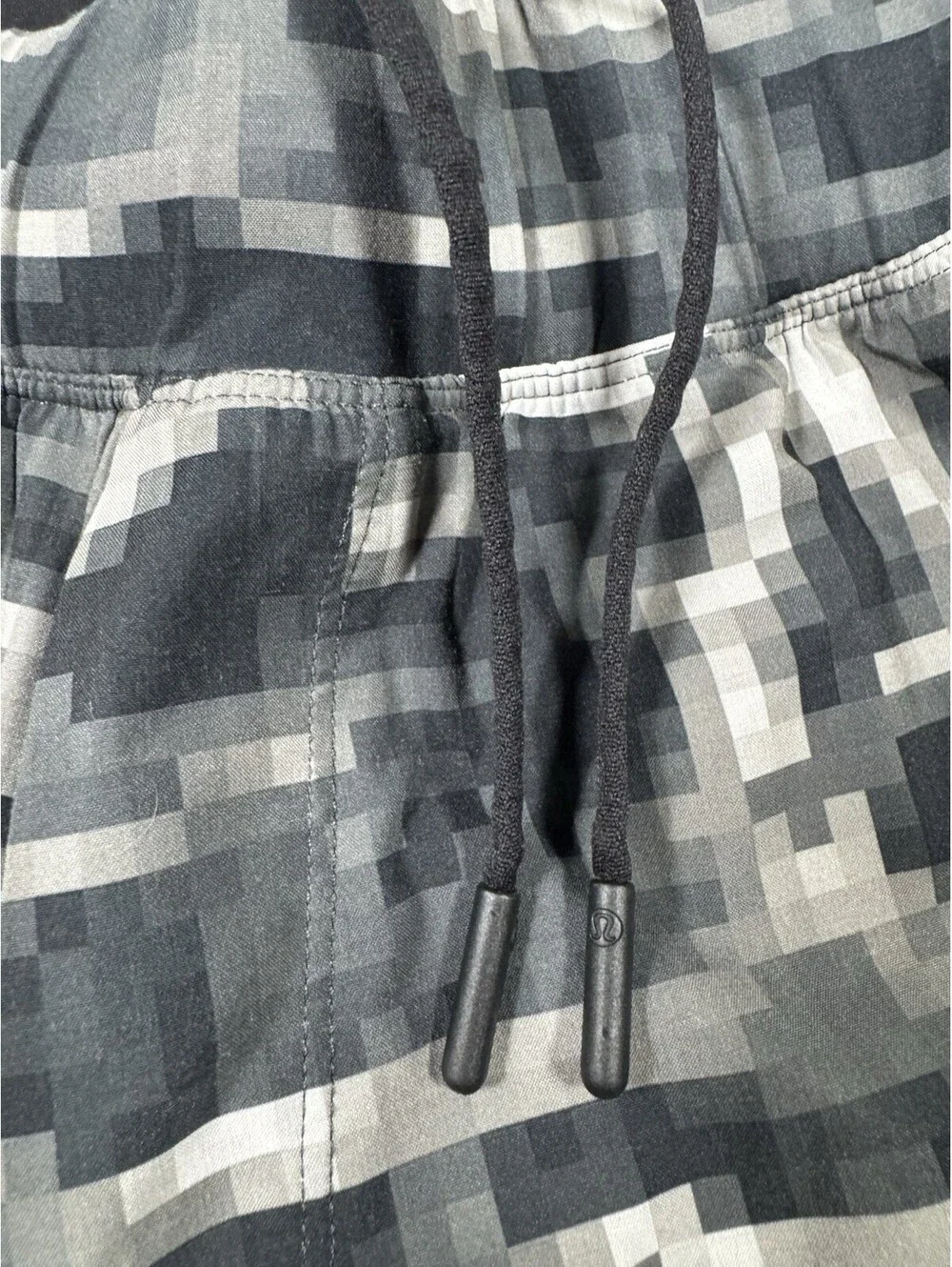 Lululemon T.H.E. Short Mens Small Gray Digital Camo Lined 7” Training Shorts